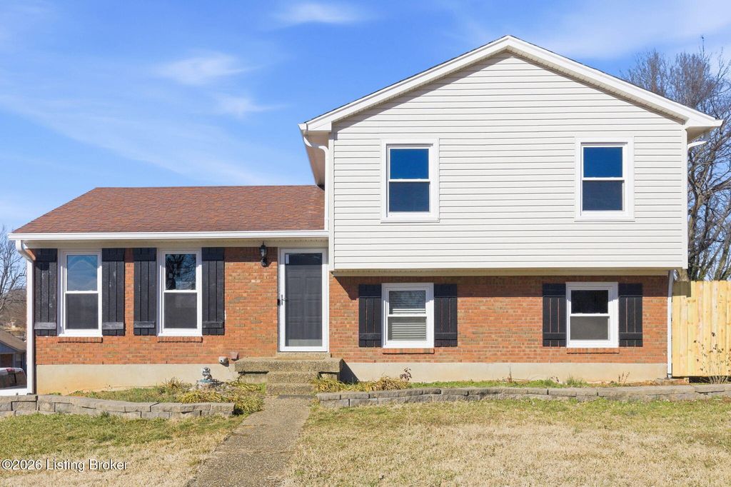 Photo of 8007 Cloverport Ct, Louisville, KY 40228 (MLS # 1707889)