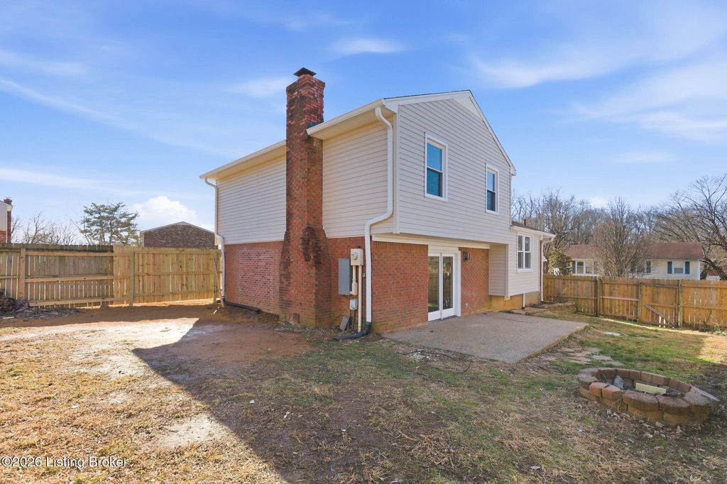 Photo of 8007 Cloverport Ct, Louisville, KY 40228 (MLS # 1707889)