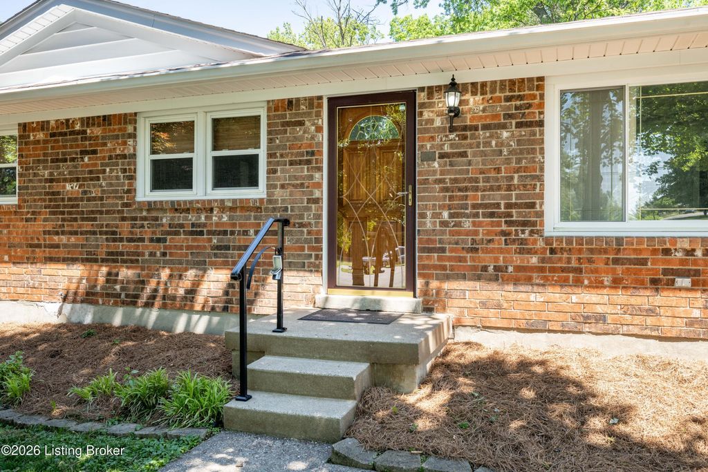 Photo of 3310 Bowie Dr, Louisville, KY 40219 (MLS # 1716066)