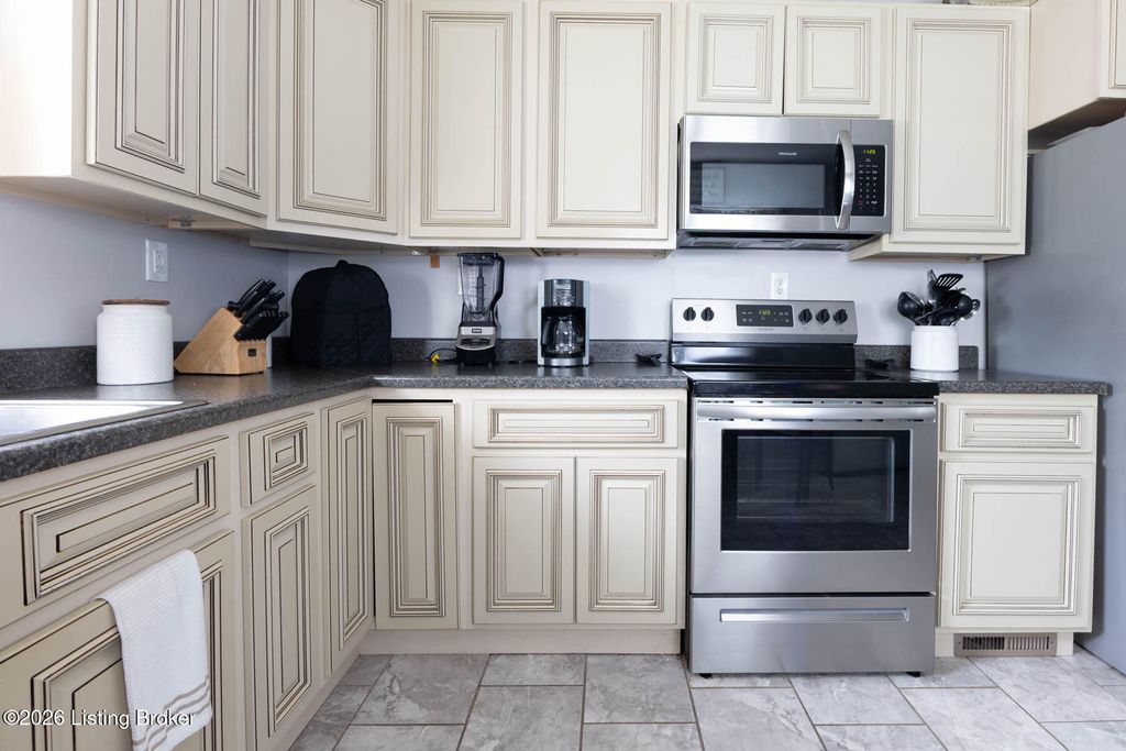 Photo of 2513 W Hill St, Louisville, KY 40210 (MLS # 1715804)