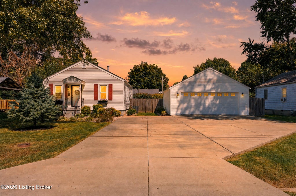 Photo of 2116 Ronnie Ave, Louisville, KY 40216 (MLS # 1729244)