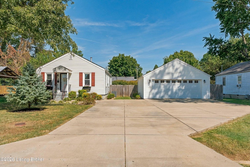 Photo of 2116 Ronnie Ave, Louisville, KY 40216 (MLS # 1729244)
