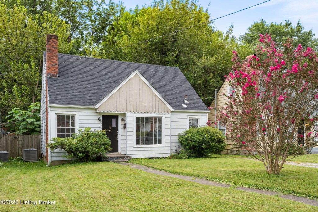 Photo of 3936 Kennison Ave, Louisville, KY 40207 (MLS # 1727462)