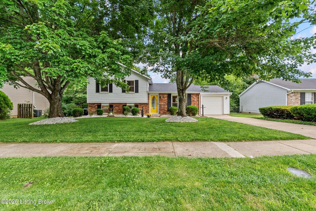 Photo of 4934 Winding Spring Cir, Louisville, KY 40245 (MLS # 1719192)
