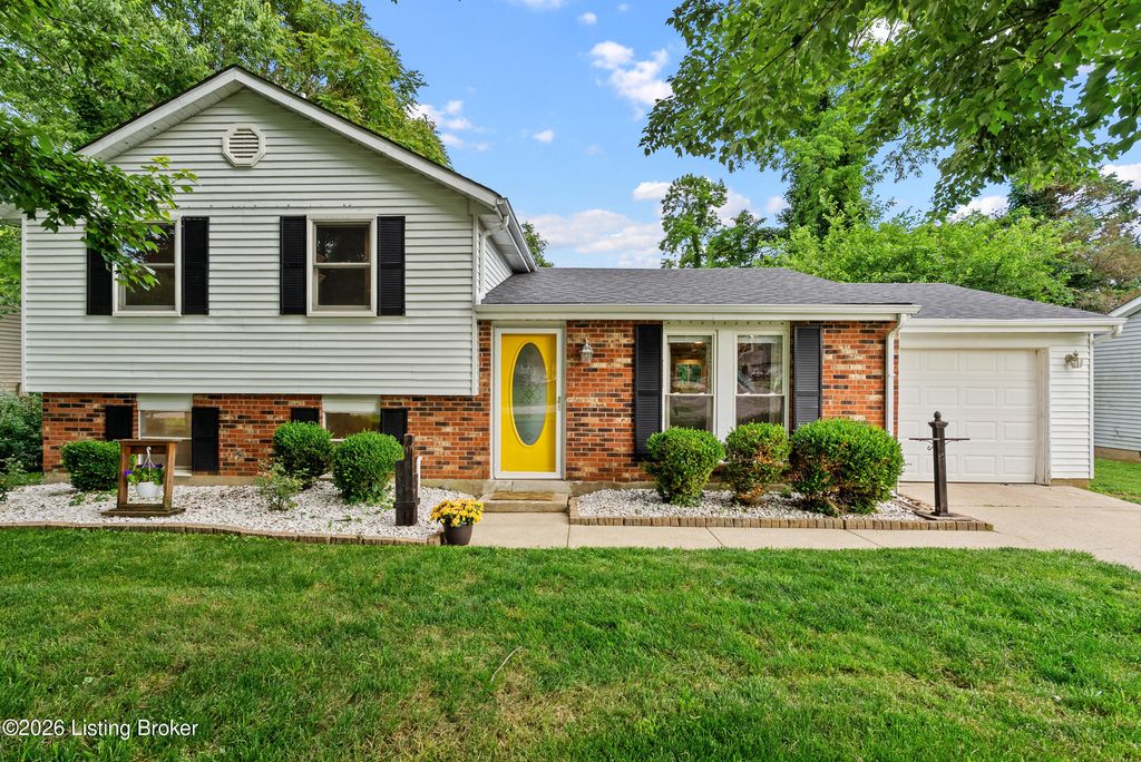 Photo of 4934 Winding Spring Cir, Louisville, KY 40245 (MLS # 1719192)