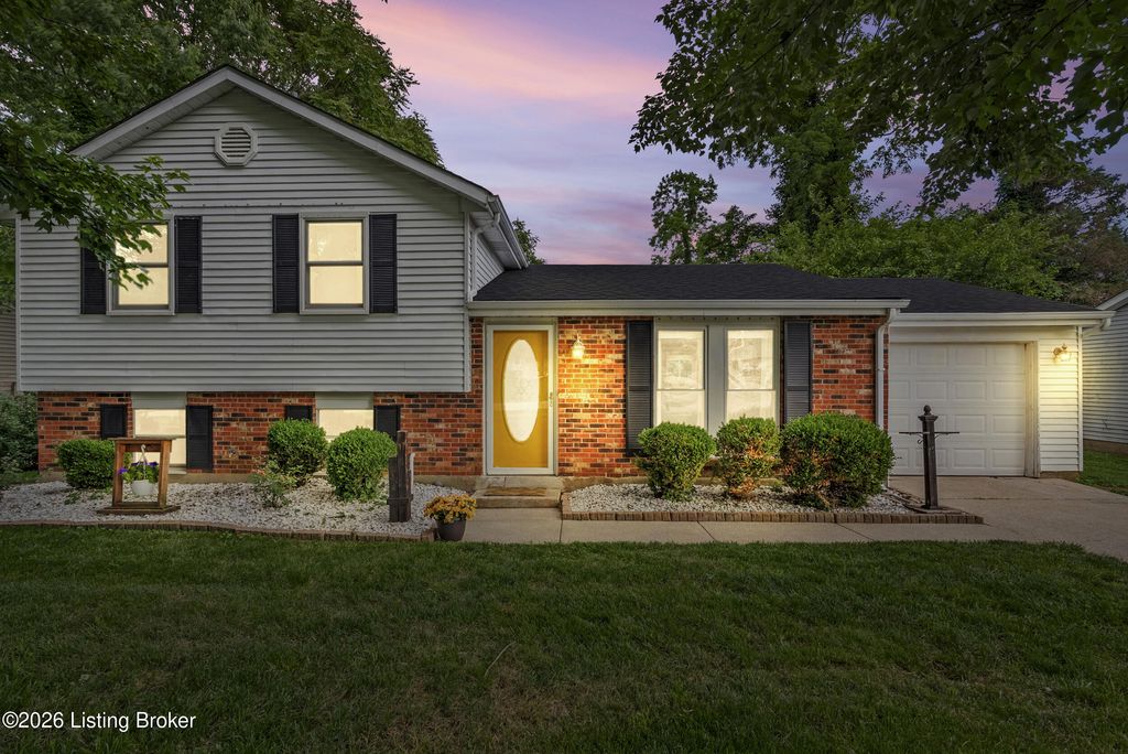 Photo of 4934 Winding Spring Cir, Louisville, KY 40245 (MLS # 1719192)