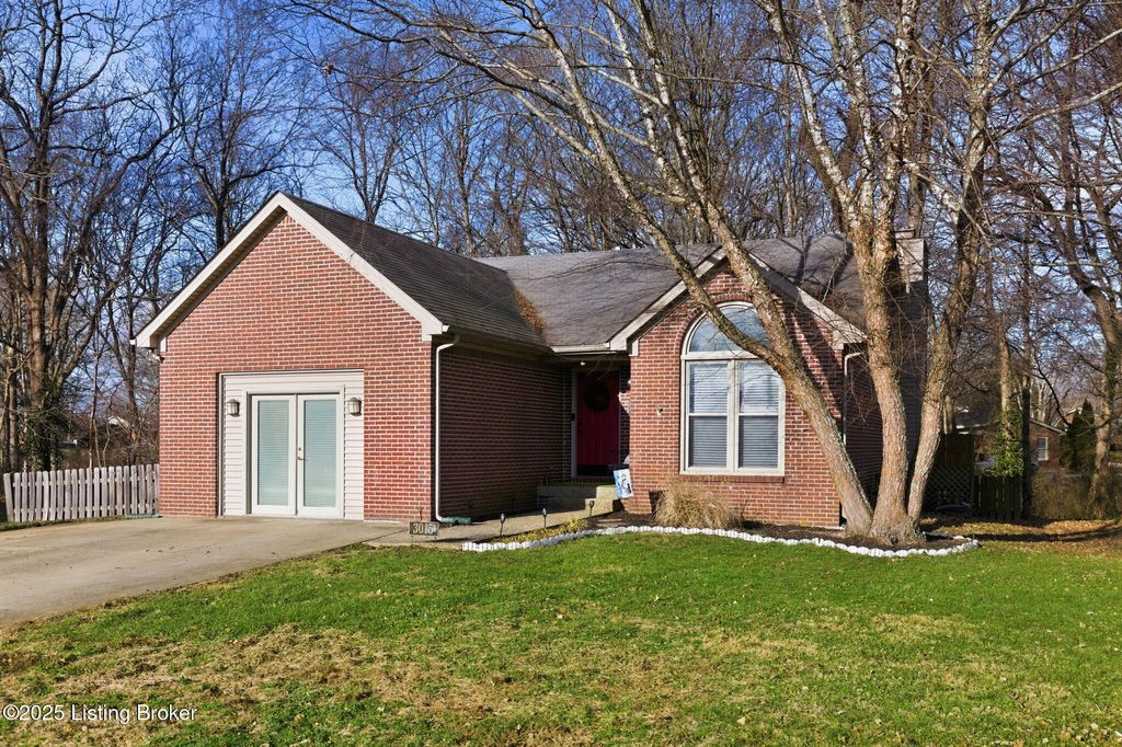 Photo of 3015 Twilight Ave, Shelbyville, KY 40065 (MLS # 1707924)