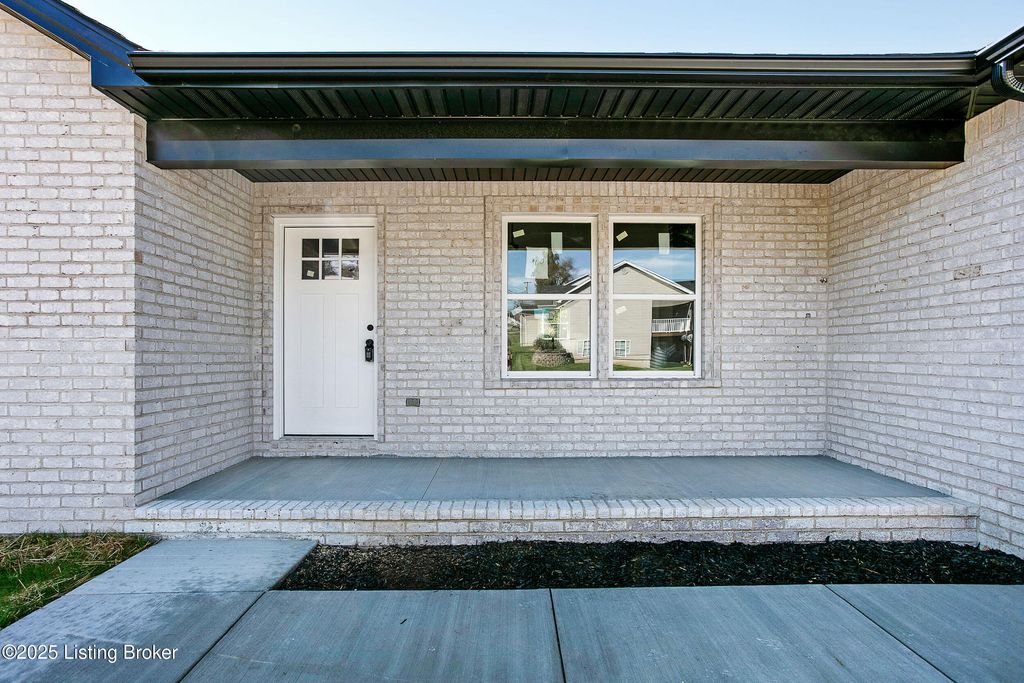 Photo of 900 Edgebrook Dr, Vine Grove, KY 40175 (MLS # 1701581)
