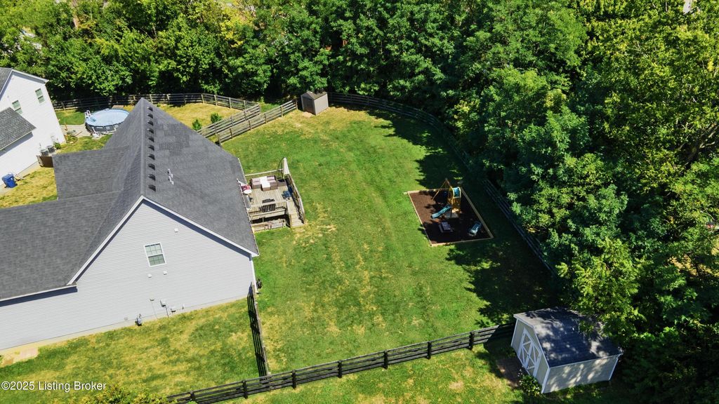 Photo of 602 Falcon Ridge Ln, La Grange, KY 40031 (MLS # 1697787)