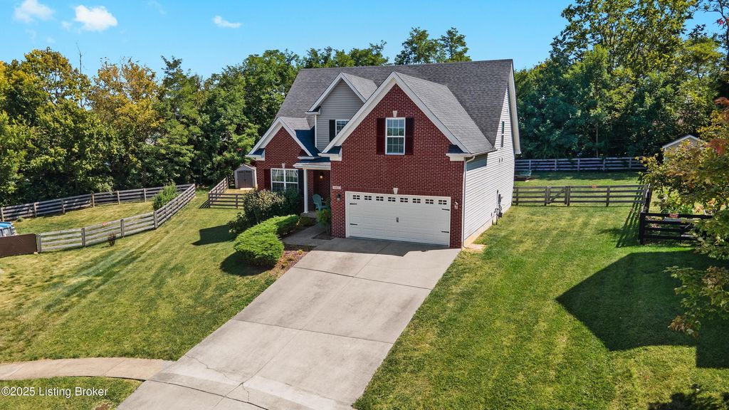 Photo of 602 Falcon Ridge Ln, La Grange, KY 40031 (MLS # 1697787)