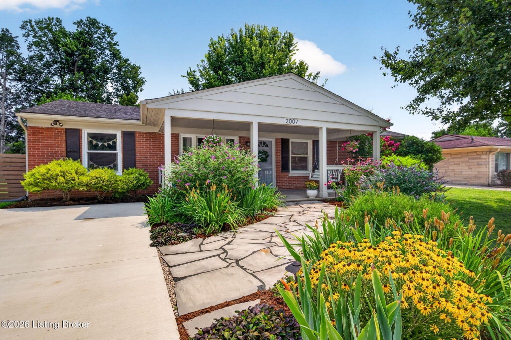 Photo of 2007 Redleaf Dr, Briarwood, KY 40242 (MLS # 1724800)