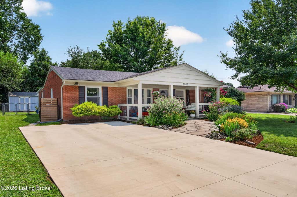 Photo of 2007 Redleaf Dr, Briarwood, KY 40242 (MLS # 1724800)