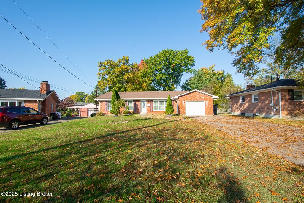 Photo of 3818 Downing Way Way, Louisville, KY 40218 (MLS # 1704369)