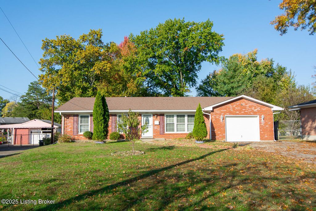 Photo of 3818 Downing Way Way, Louisville, KY 40218 (MLS # 1704369)