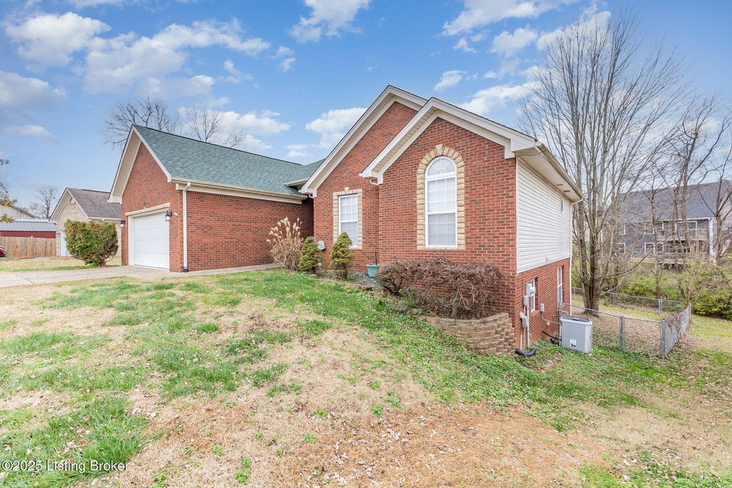 Photo of 6110 Port Antonio Rd, Louisville, KY 40219 (MLS # 1704798)