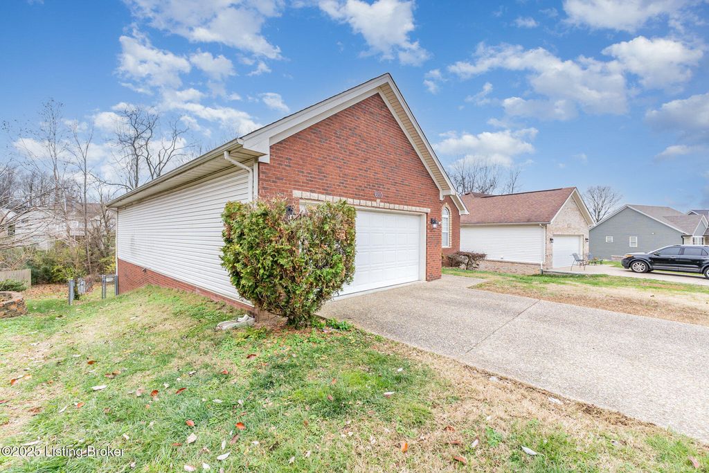 Photo of 6110 Port Antonio Rd, Louisville, KY 40219 (MLS # 1704798)