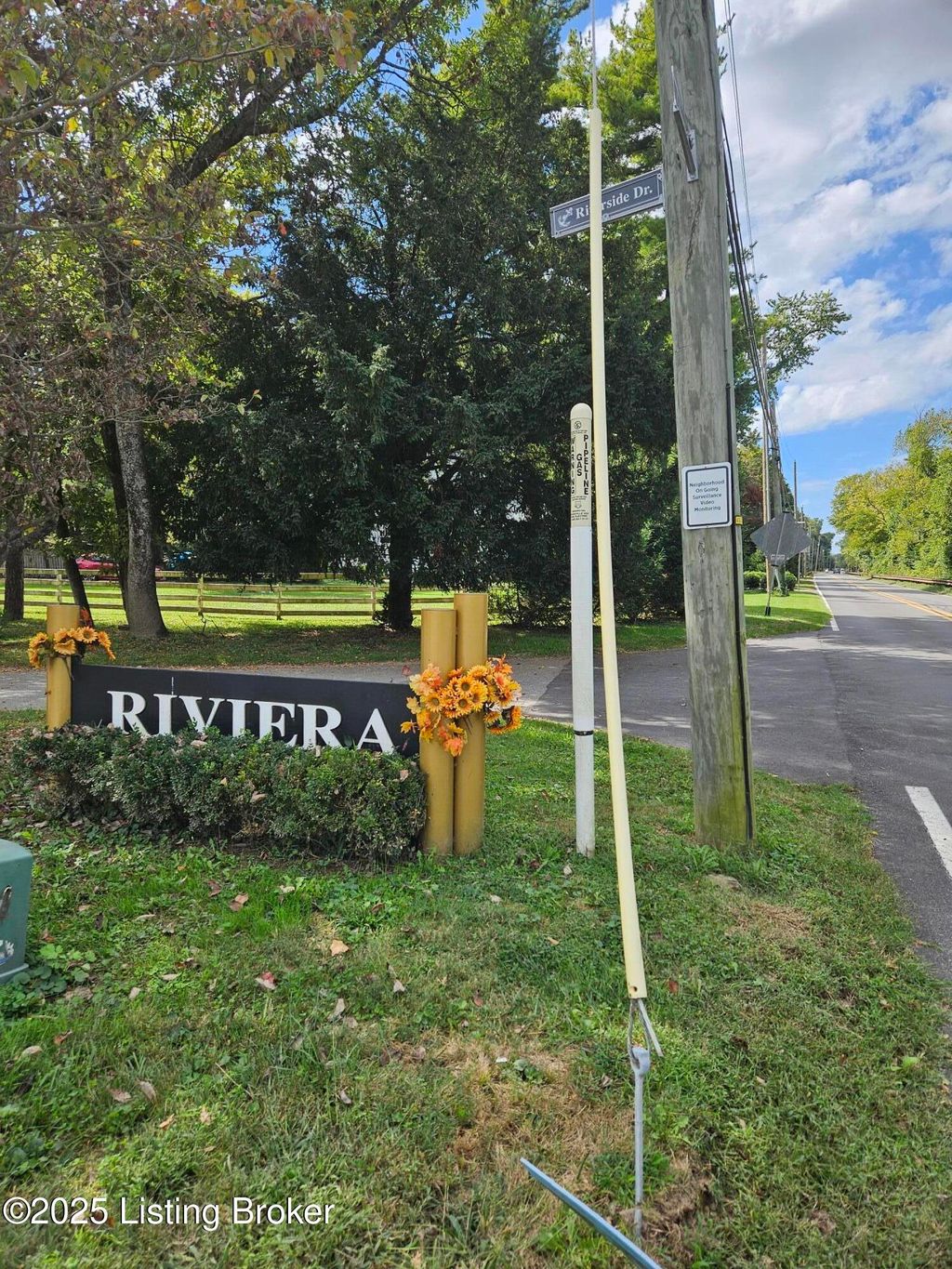 Photo of 909 W Riverside Dr, Louisville, KY 40207 (MLS # 1704955)