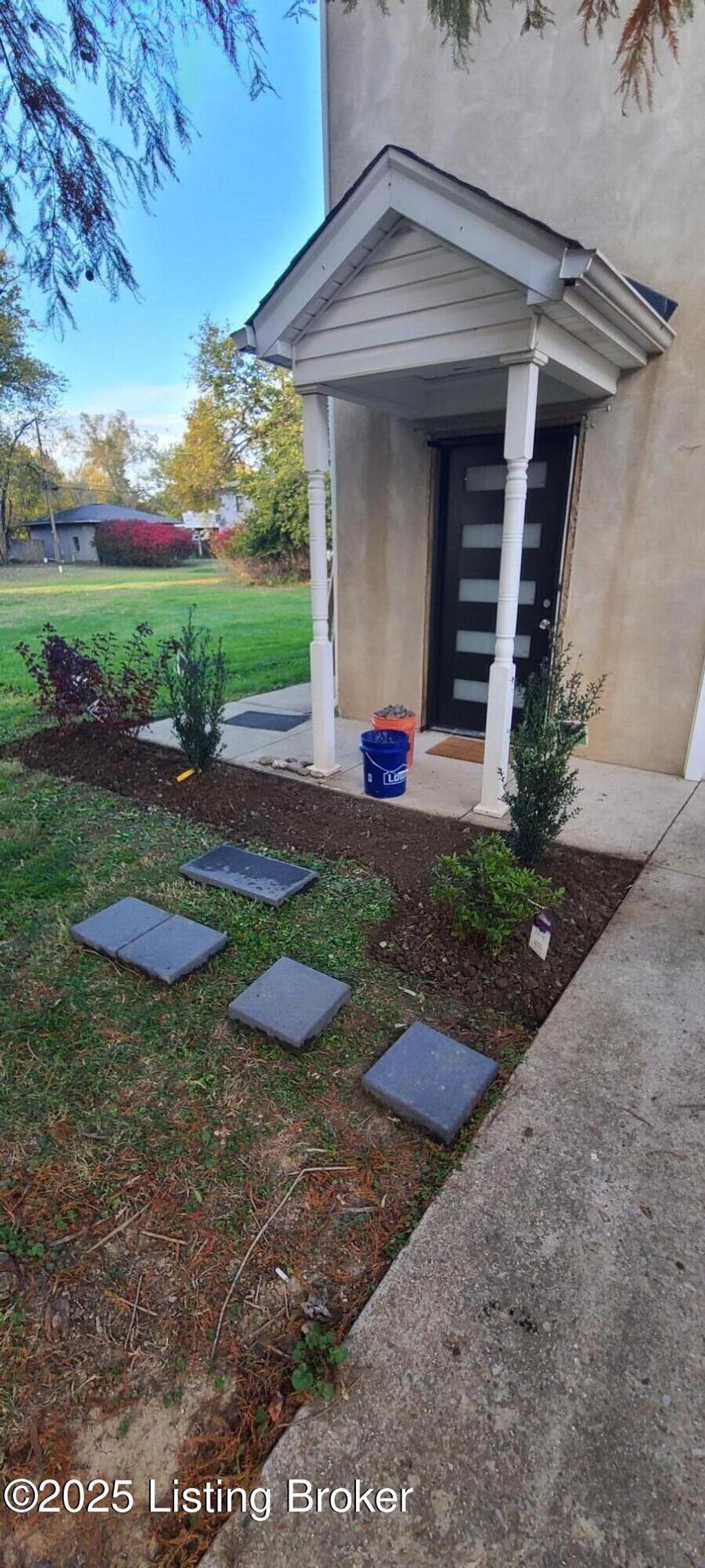 Photo of 909 W Riverside Dr, Louisville, KY 40207 (MLS # 1704955)