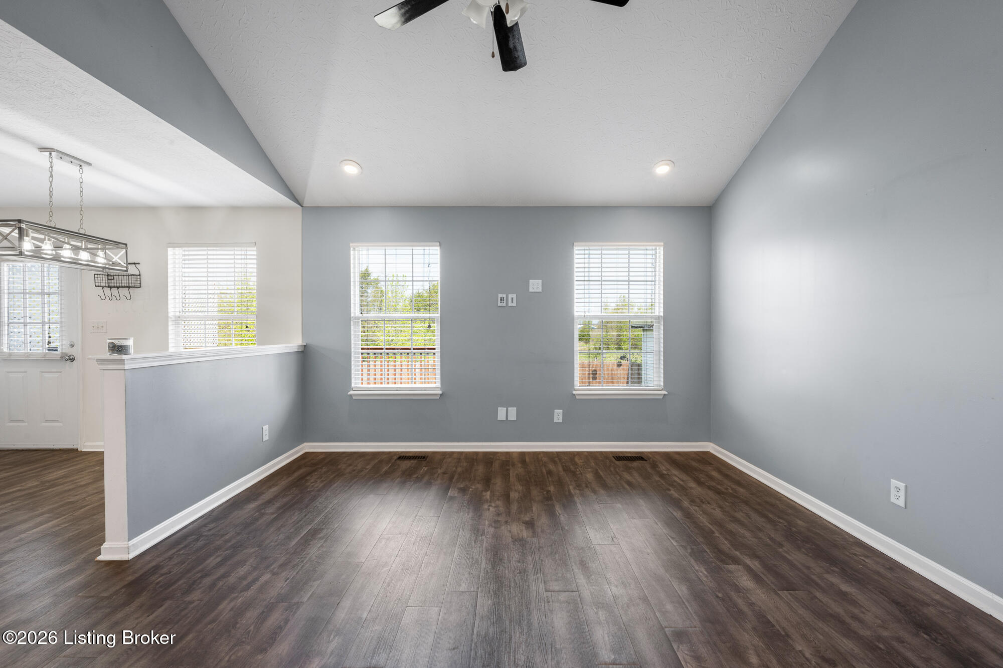 112 Red Oak Dr