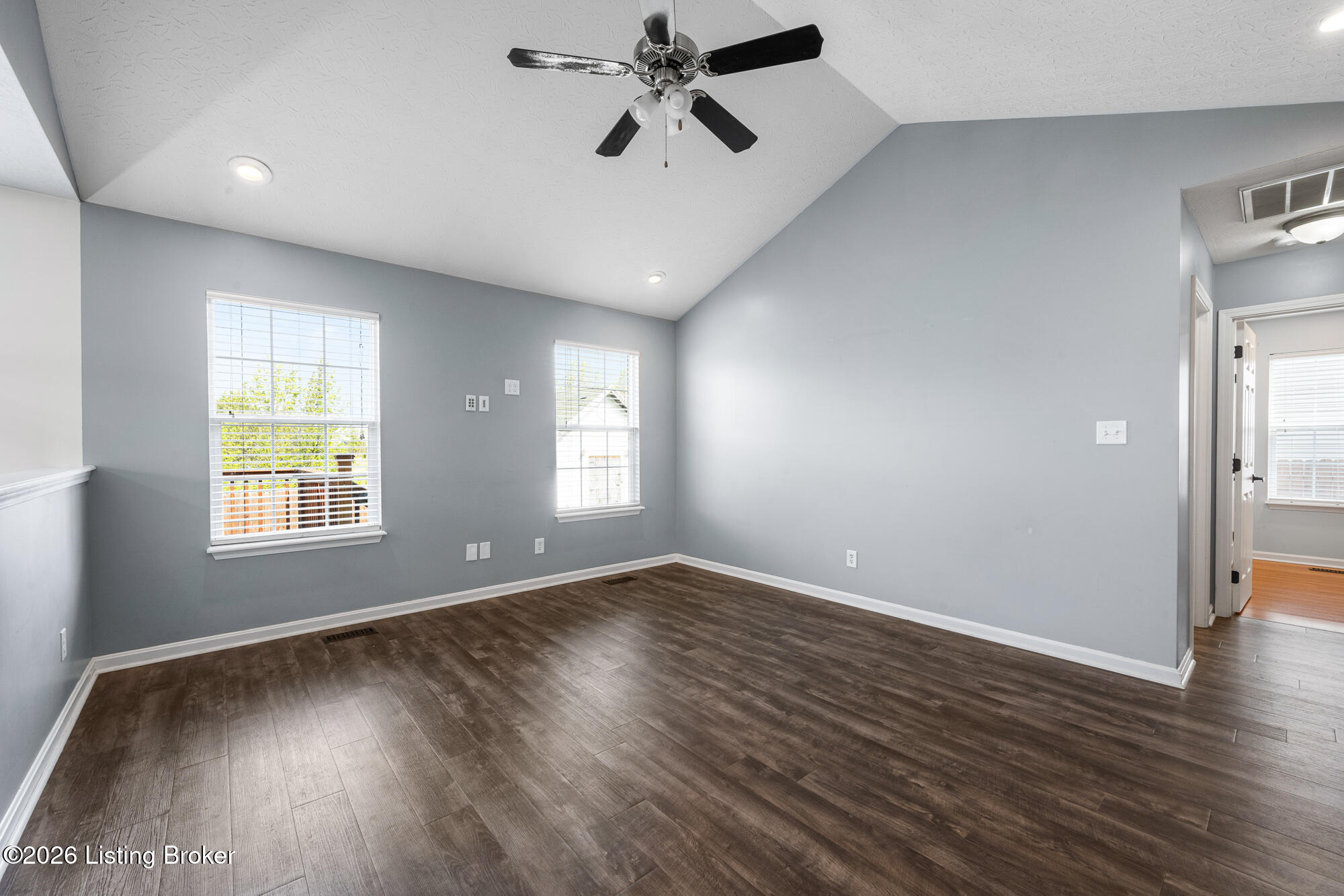 112 Red Oak Dr