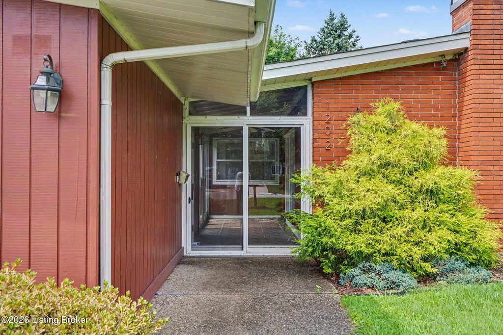 Photo of 1202 Girard Dr, Louisville, KY 40222 (MLS # 1723021)