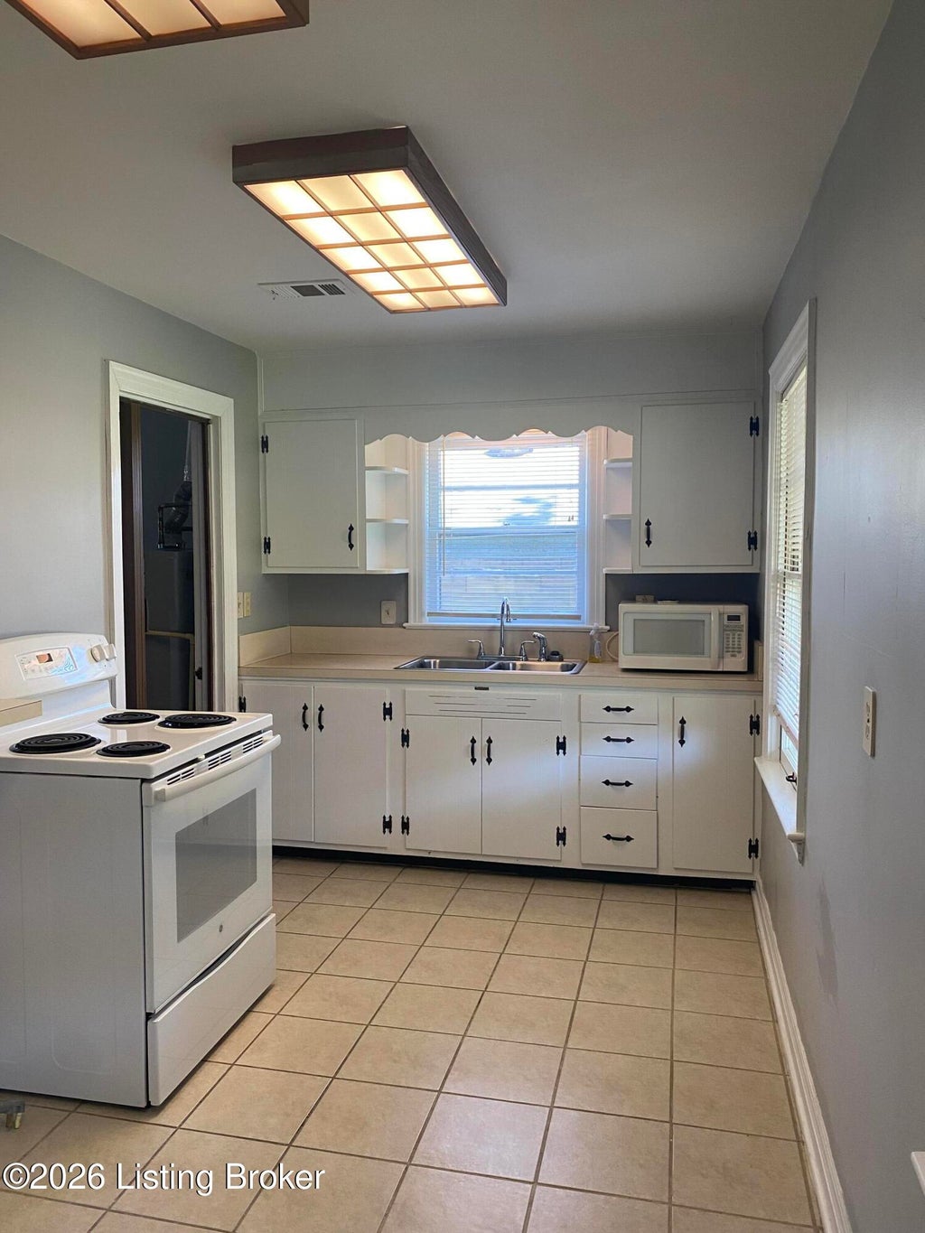 Photo of 313 Hillview Dr, Louisville, KY 40214 (MLS # 1732775)