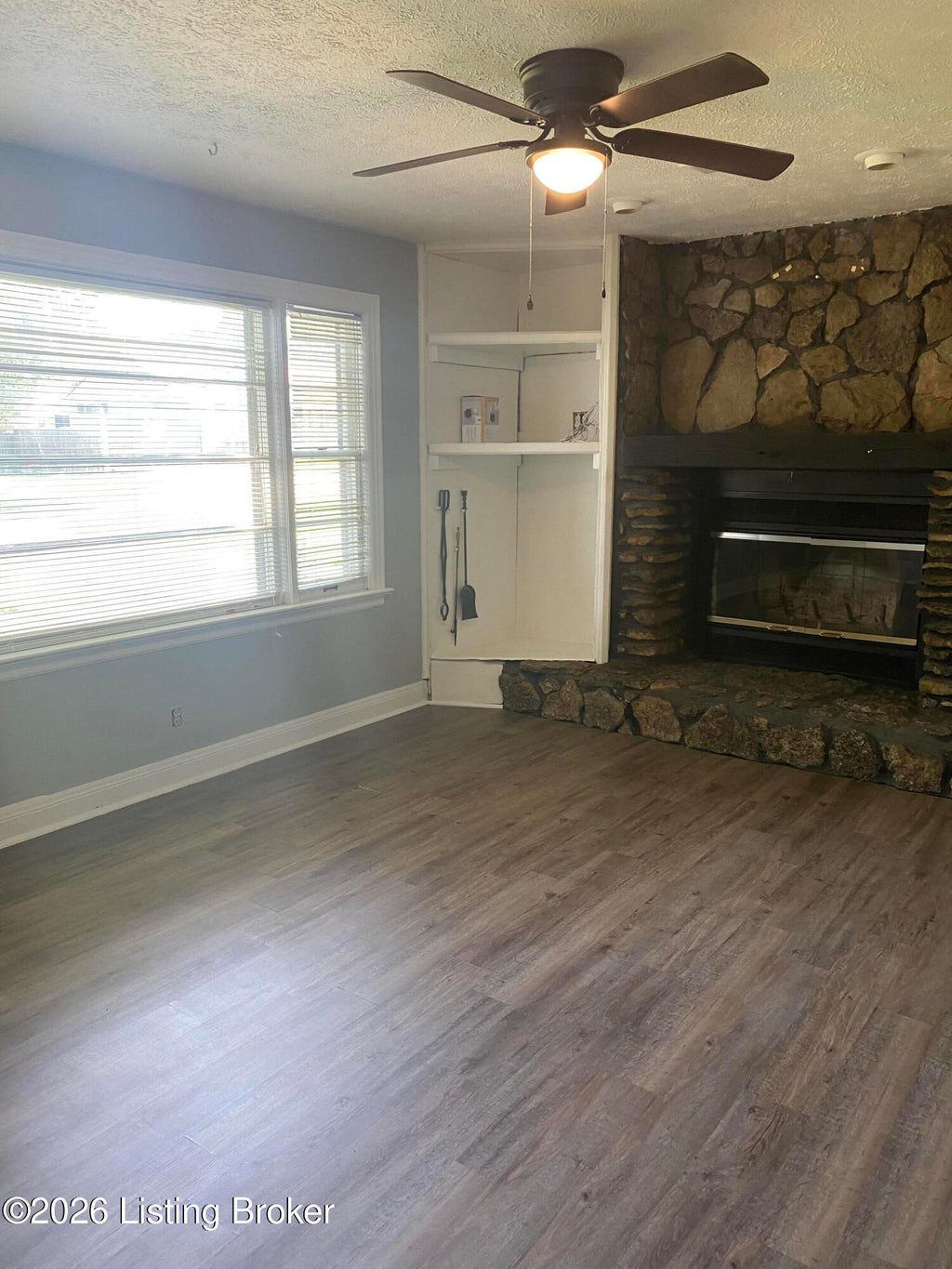 Photo of 313 Hillview Dr, Louisville, KY 40214 (MLS # 1732775)