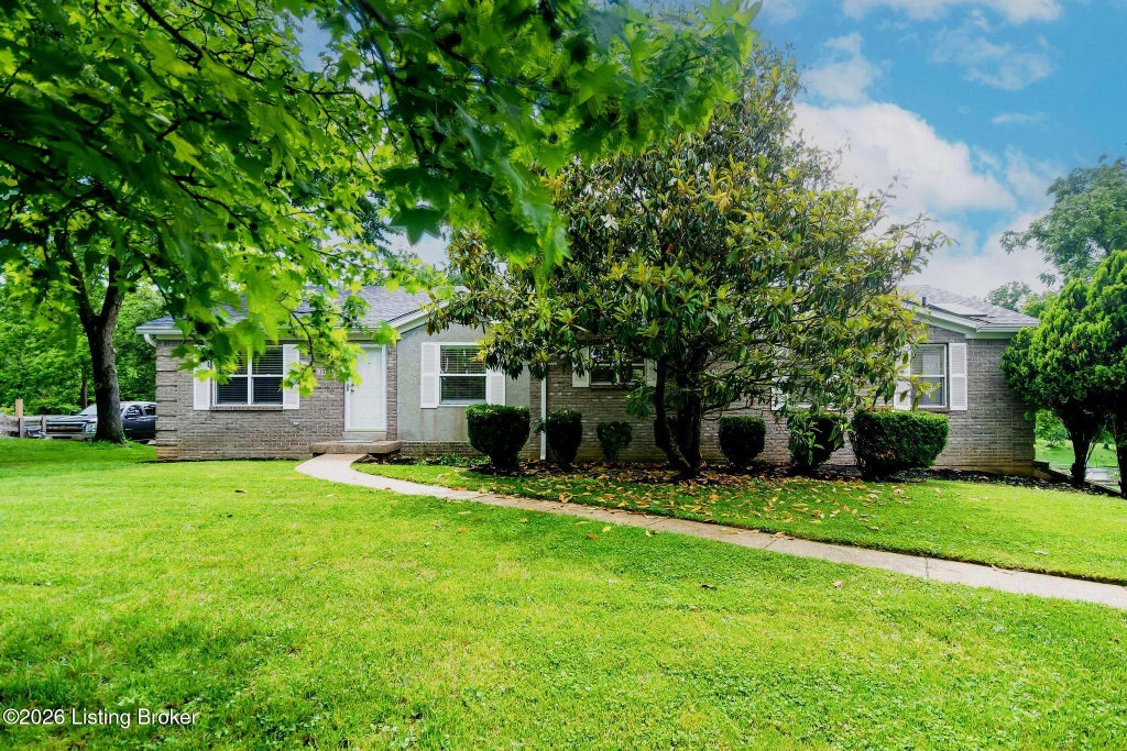 Photo of 1704 Grange Dr, La Grange, KY 40031 (MLS # 1718635)