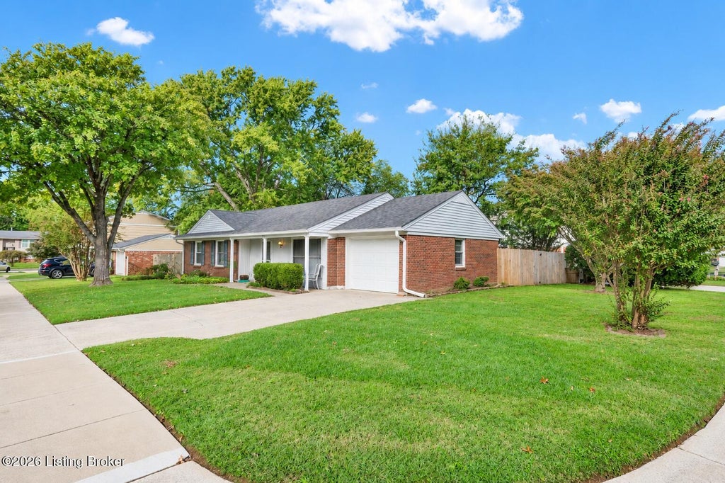 Photo of 9509 Meadowgate Ct, Louisville, KY 40223 (MLS # 1732323)