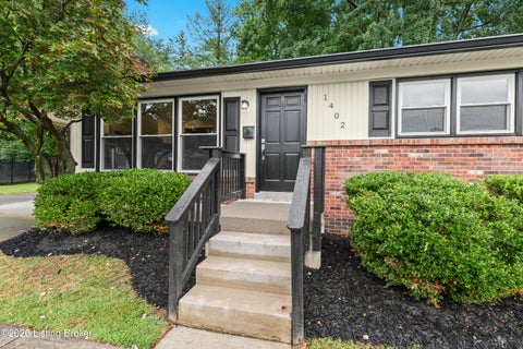 Photo of 1402 Cloverhills Dr, Louisville, KY 40216 (MLS # 1728968)