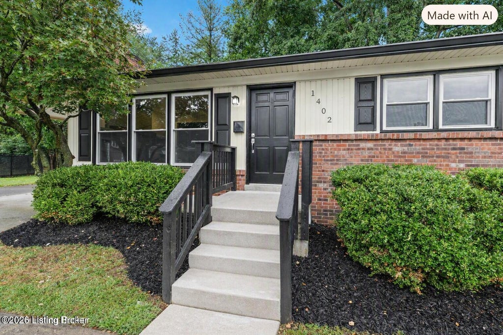 Photo of 1402 Cloverhills Dr, Louisville, KY 40216 (MLS # 1728968)