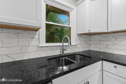 Tiny photo for 1402 Cloverhills Dr, Louisville, KY 40216 (MLS # 1728968)