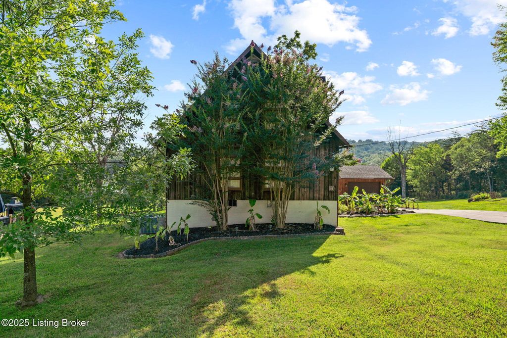 Photo of 33 Lower Ridgecrest Dr, Clarkson, KY 42726 (MLS # 1710974)