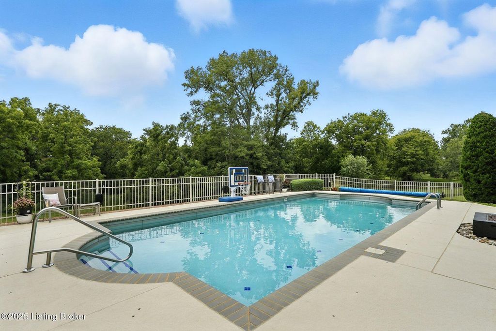 Photo of 12906 Ridgemoor Dr, Prospect, KY 40059 (MLS # 1700316)