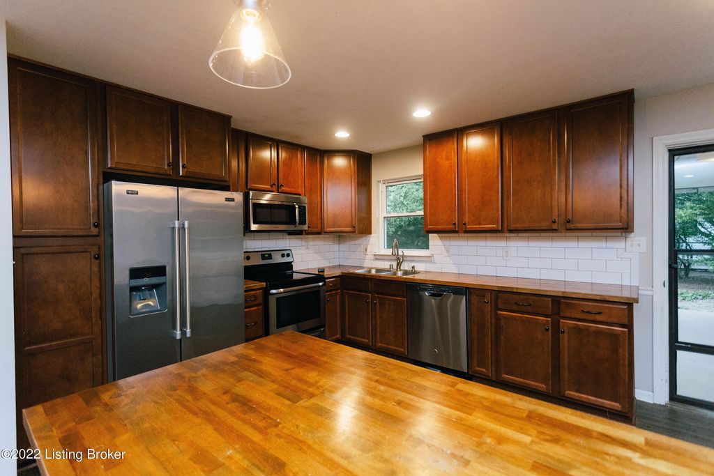 Photo of 2421 Woodmont Dr, Louisville, KY 40220 (MLS # 1710161)