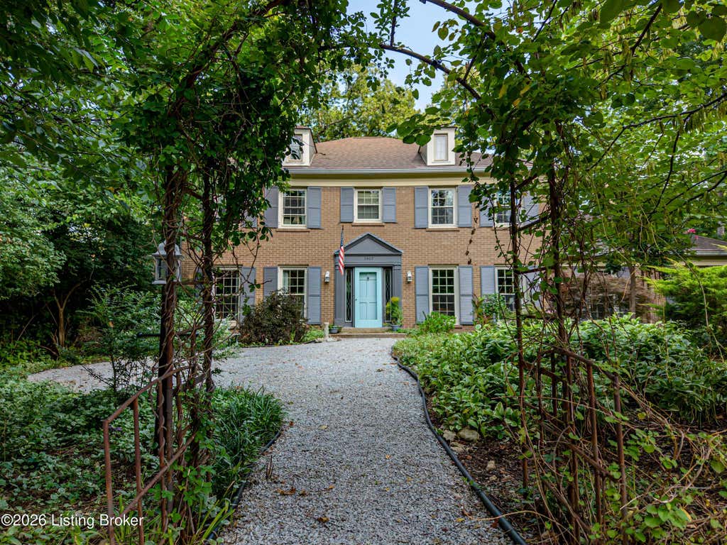 Photo of 5407 Apache Rd, Louisville, KY 40207 (MLS # 1725752)