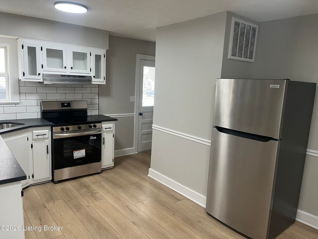 Photo of 221 N Mantle Ave, Elizabethtown, KY 42701 (MLS # 1707662)