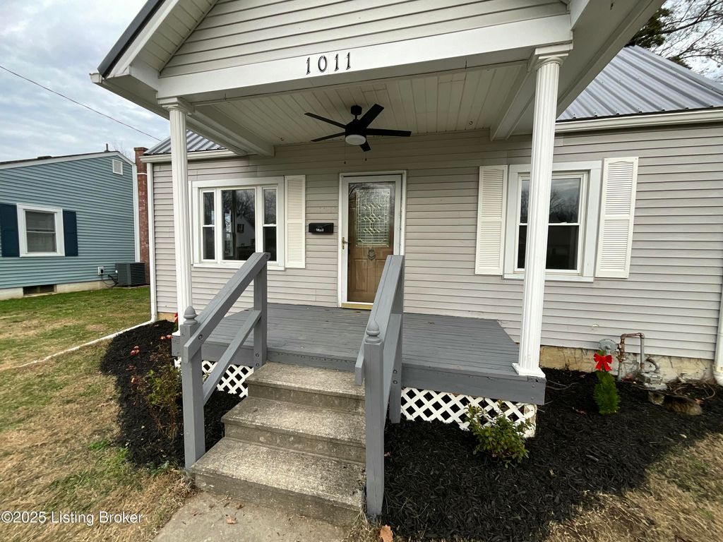 Photo of 1011 7th St, Carrollton, KY 41008 (MLS # 1704175)