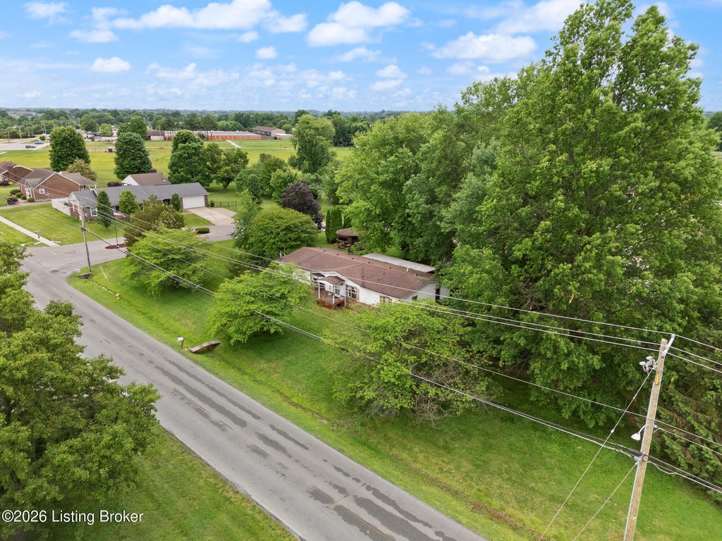 Photo of 4604 Summitt Dr, Louisville, KY 40229 (MLS # 1721389)