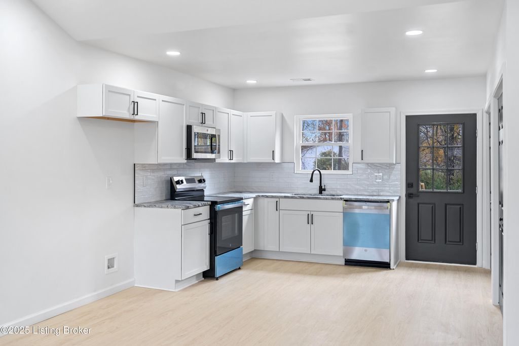 Photo of 6715 Memory Ln, Louisville, KY 40258 (MLS # 1708227)