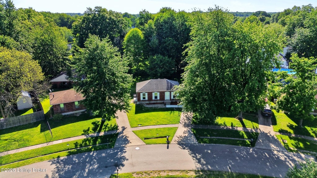 Photo of 5905 Carmelwood Cir, Louisville, KY 40229 (MLS # 1725642)