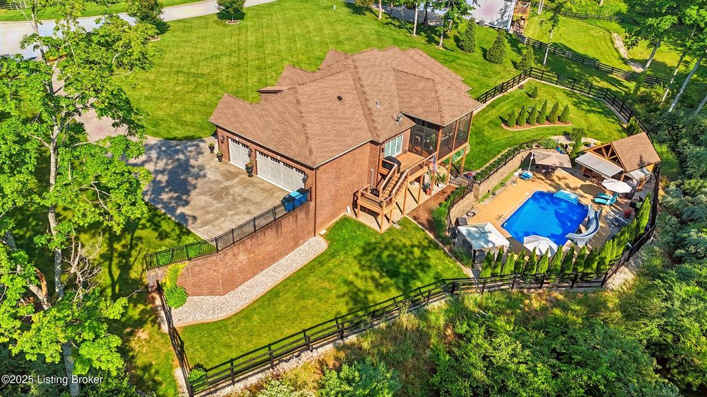 Photo of 2005 Oakshade Ct, Crestwood, KY 40014 (MLS # 1702691)