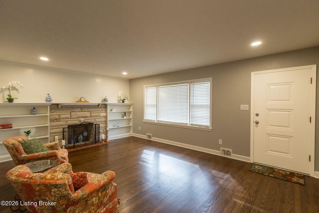 Photo of 4309 Southridge Dr, Louisville, KY 40272 (MLS # 1715487)