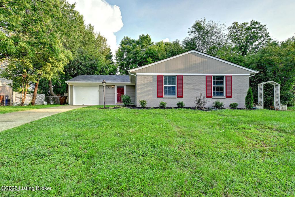 Photo of 3820 Riveroaks Ln, Louisville, KY 40241 (MLS # 1705711)