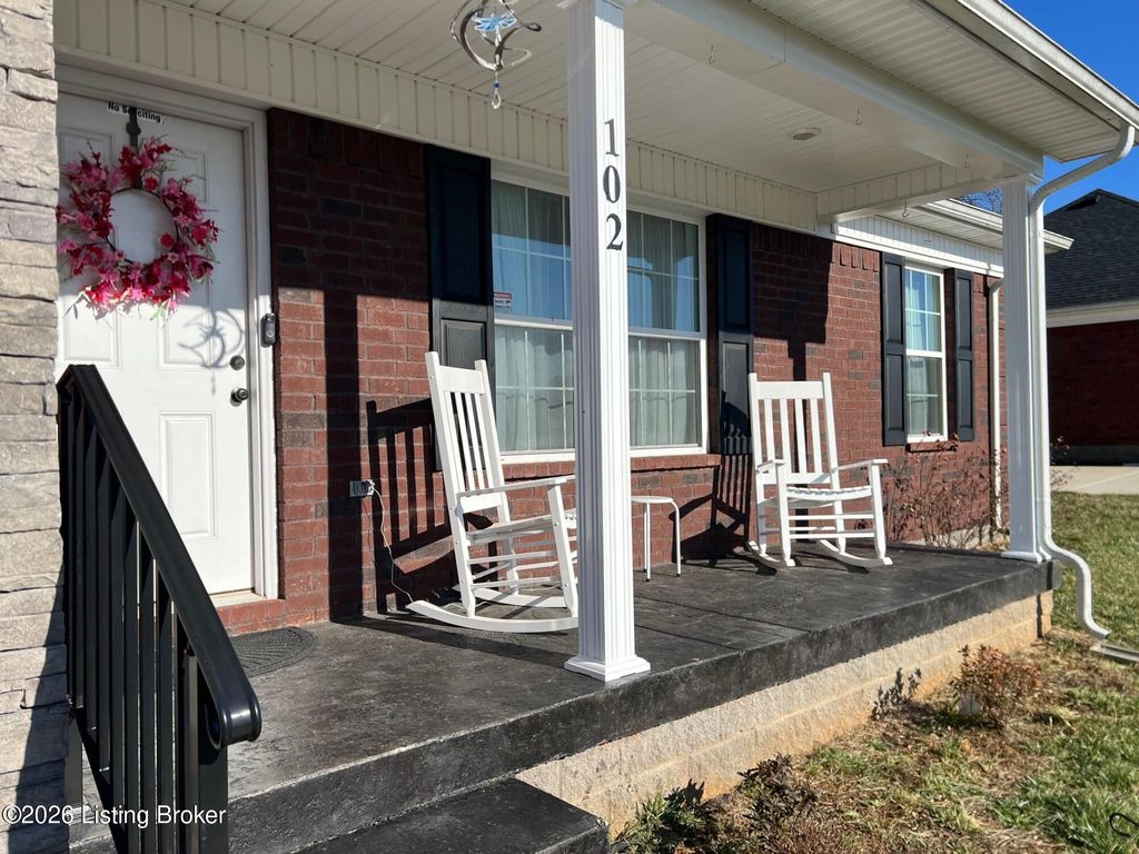 Photo of 102 Shallow Springs Ct, Bardstown, KY 40004 (MLS # 1707608)