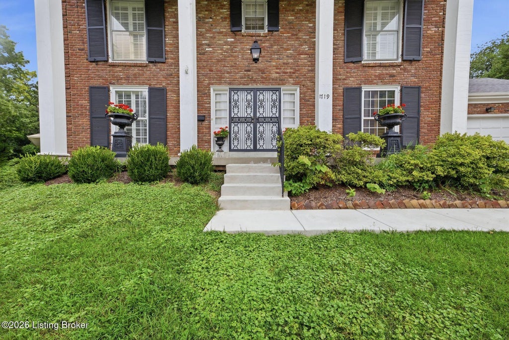 Photo of 1719 Sutherland Dr, Louisville, KY 40205 (MLS # 1724803)