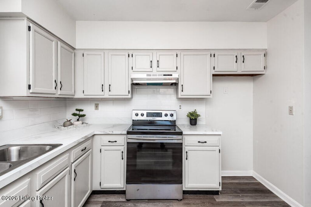 Photo of 1777 Algonquin Pkwy, Louisville, KY 40210 (MLS # 1714908)