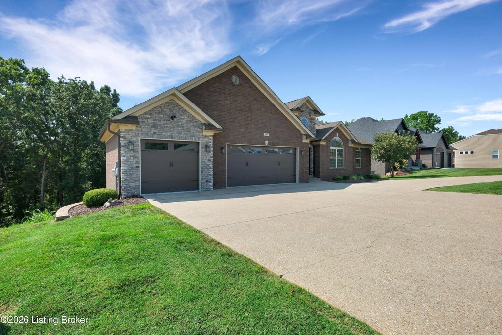 Photo of 564 Bluff'S Edge Dr, Mt Washington, KY 40047 (MLS # 1727234)