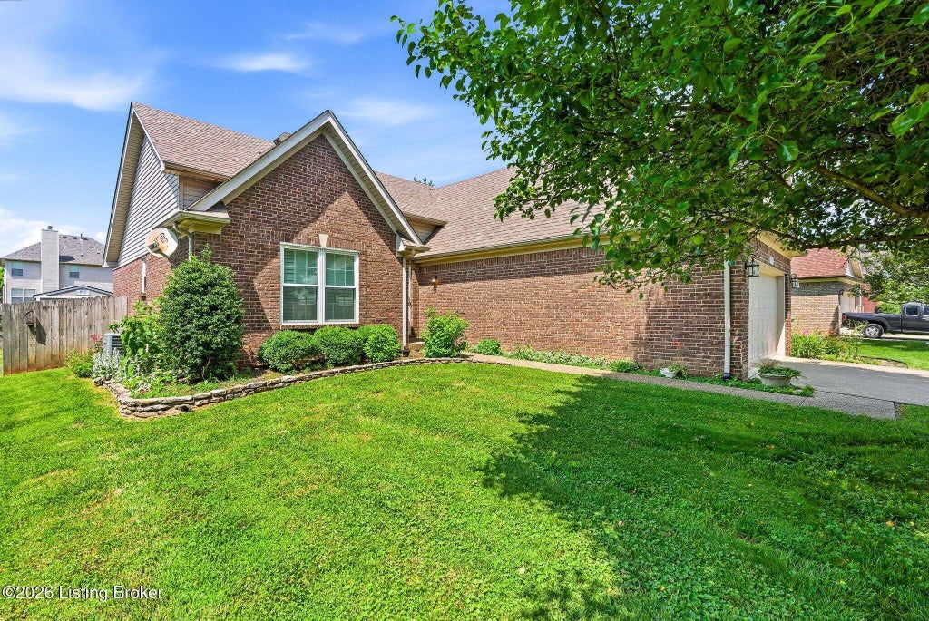Photo of 7217 Meadow Ridge Dr, Louisville, KY 40218 (MLS # 1728397)