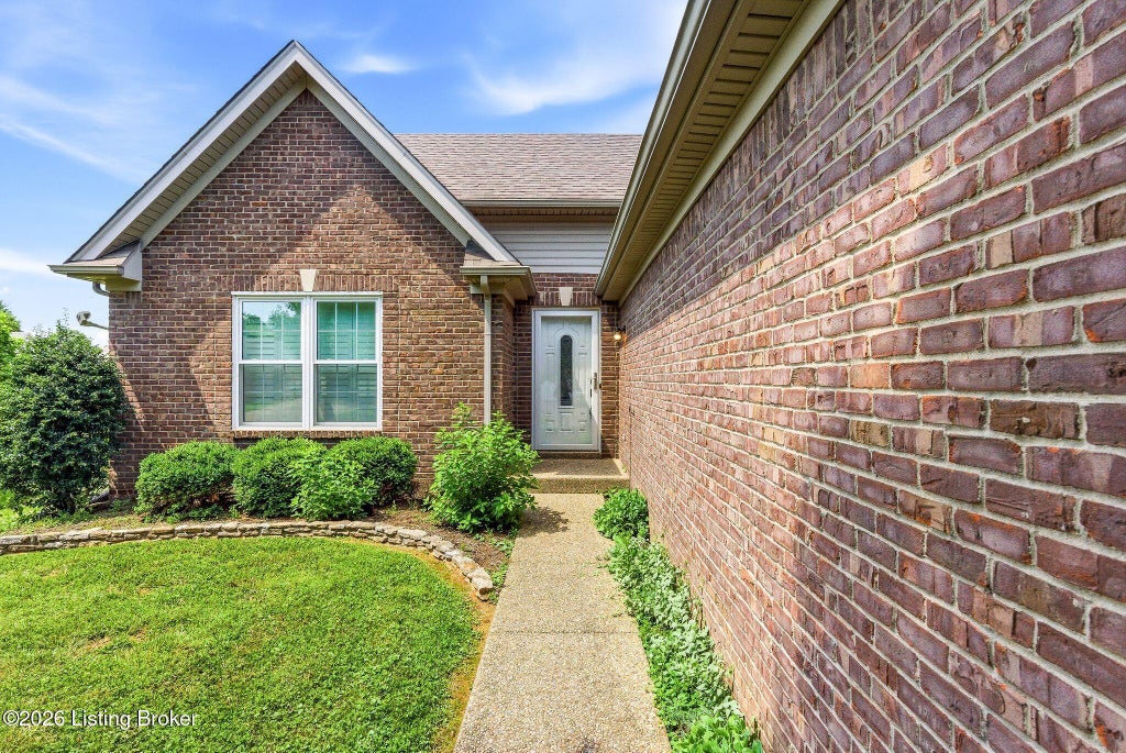 Photo of 7217 Meadow Ridge Dr, Louisville, KY 40218 (MLS # 1728397)